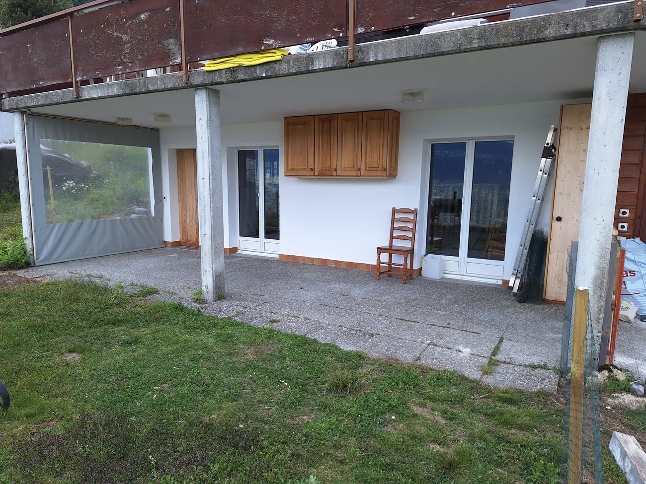 Terrace before and after clearance and a fresh coat of paint — après