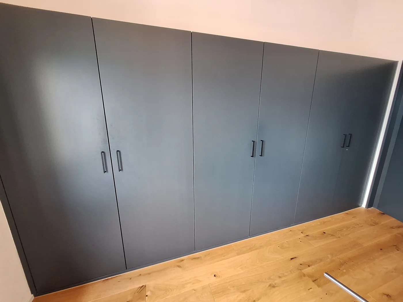 Cabinet doors before and after handle installation — après