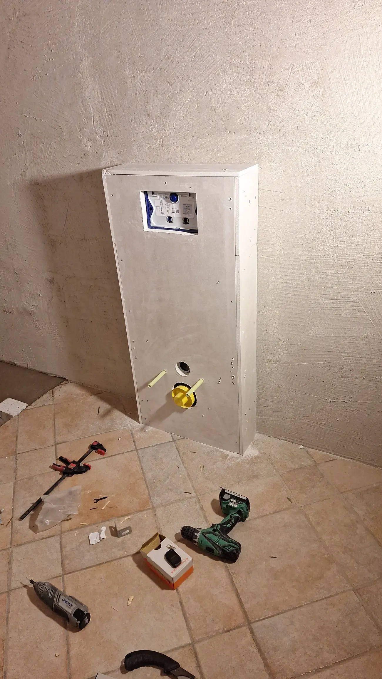 Covering of the wall-hung toilet frame