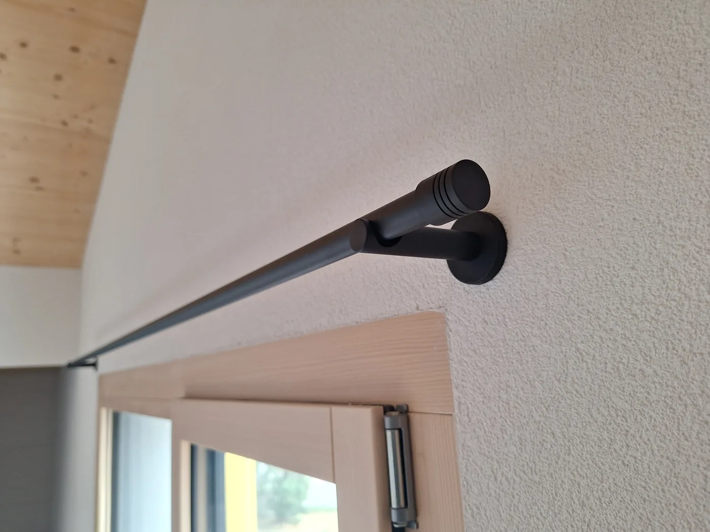 Window before and after the curtain rod installation — après
