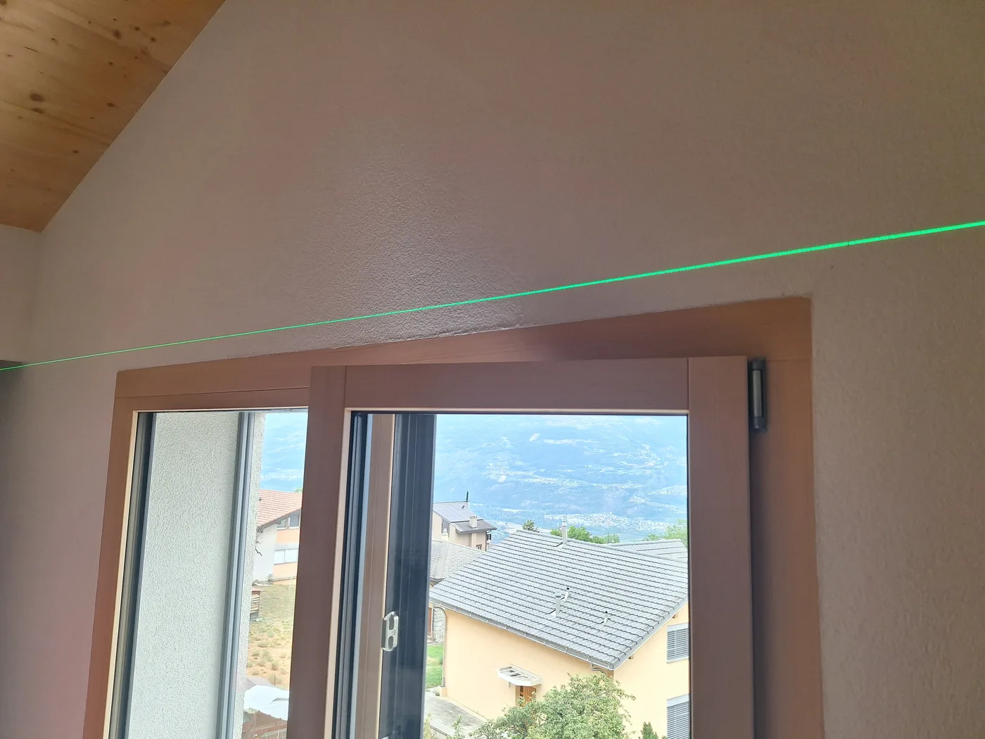 Window before and after the curtain rod installation — avant
