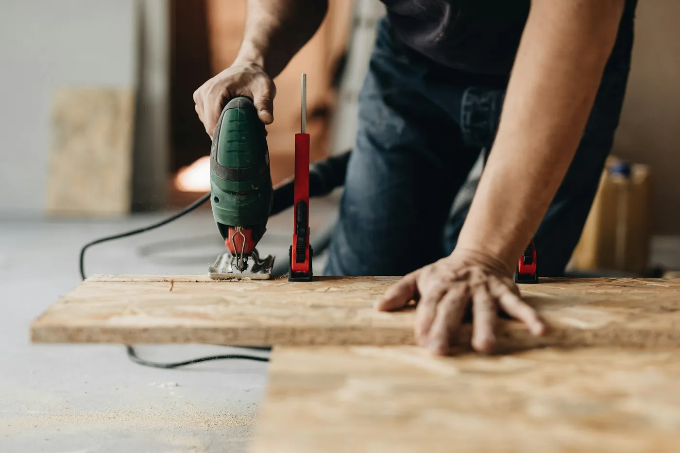 Renovation and handyman work in Valais: cutting a wooden board with a jigsaw